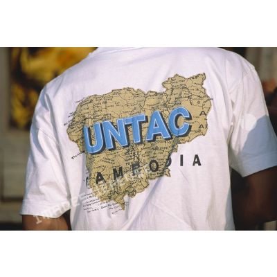Gros plan sur un T-shirt UNTAC (APRONUC) avec carte du Cambodge porté par un personnel à un bureau de recensement des électeurs dans un camp de réfugiés à Siem Reap.