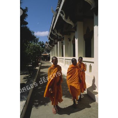 Trois moines bouddhistes dans Phnom Penh.
