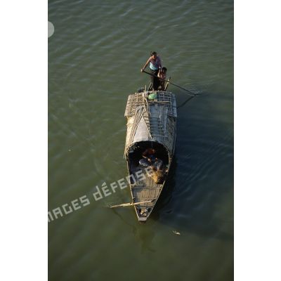 Barque de pêcheur vue d'au-dessus naviguant sur le Tonlé Sap à Phnom Penh.