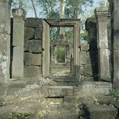 Encadrements de portes sur le site du temple de Banteay Srei.