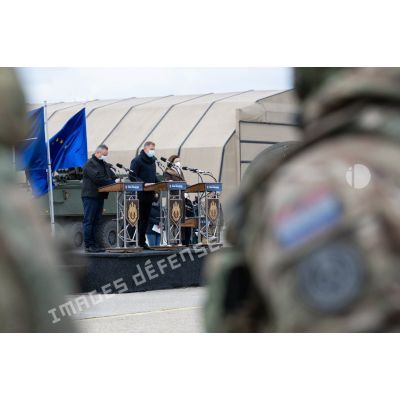 Allocution du Président roumain Klaus Iohannis aux côtés de son Premier ministre Nicolae Ciuca et de la ministre des Armées Florence Parly sur la base aérienne 57 Mihail-Kogălniceanu à Constanta, en Roumanie.