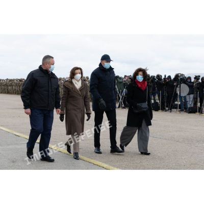 La ministre des Armées évolue sur la base aérienne 57 Mihail-Kogălniceanu aux côtés du Président roumain Klaus Iohannis et de son Premier ministre Nicolae Ciuca à Constanta, en Roumanie.<br>