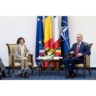 La ministre des Armées s'entretient avec son homologue roumain Vasile Dîncu dans le salon de protocole de la base aérienne 57 Mihail-Kogălniceanu à Constanta, en Roumanie.