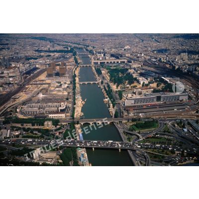 Paris 13e et Paris 12e. La Seine, en amont vers aval, du boulevard périphérique au pont d'Austerlitz.