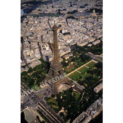 Paris 7e. La Tour Eiffel et le Champ de Mars.
