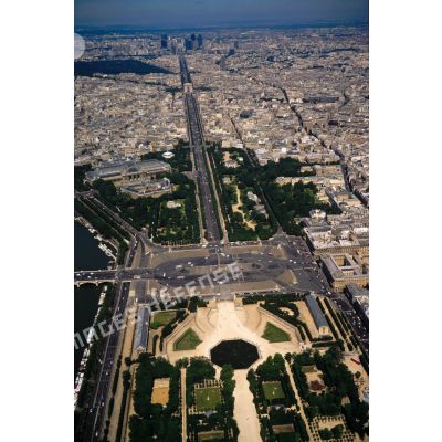 Paris 8e et 7e. Axe Tuileries - La grande Arche de l'est vers l'ouest.
