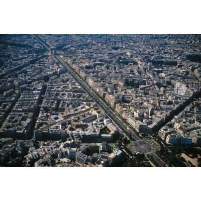 Paris 8e. L'avenue des Champs-Elysées.