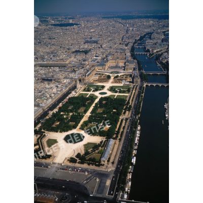 Paris 1er. Jardin des Tuileries - Le Louvre.