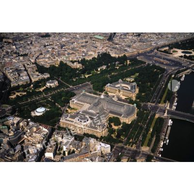 Paris 8e. Le Petit Palais et le Grand Palais.