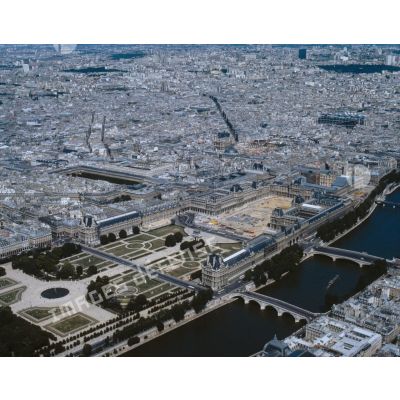 Paris 1er. Le Palais du Louvre et le jardin des Tuileries.