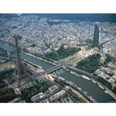 Paris 16e et Paris 7e. Tour Eiffel et Palais de Chaillot.