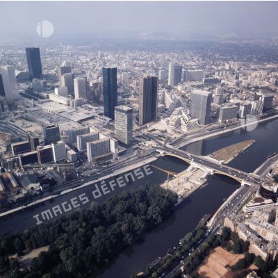 Paris La Défense (92). Vue sur Puteaux, Courbevoie et La Défense.