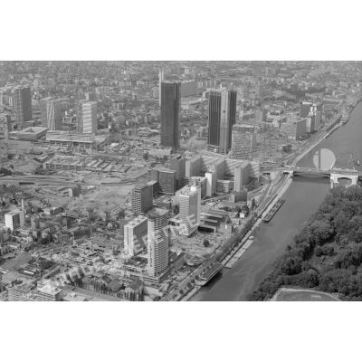 Paris La Défense (92). Vue sur La Défense, zone A, depuis Puteaux et les bords de Seine.