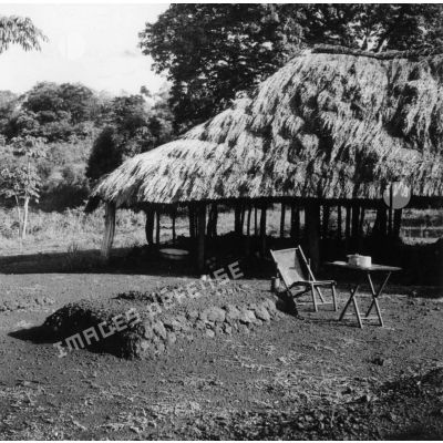 République centrafricaine, village de Guiné Koumba (entre Zemio et Bangassou), 1944. Tombe de chef (ethnie Voungala).