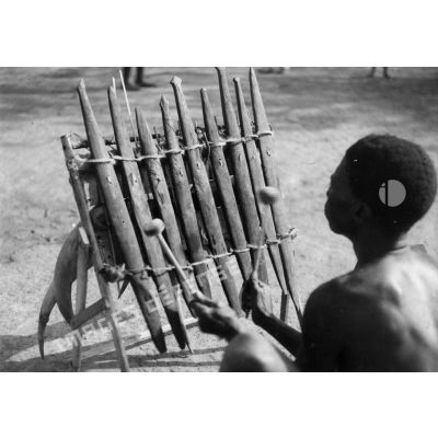 République centrafricaine, environs de Bangui. Tam-tam, 1942.