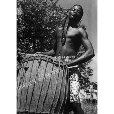 République centrafricaine, Bangui, 1949. Tam-tam Mobaye.