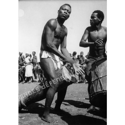 République centrafricaine, Bozoum, 1944. Tam-tam.