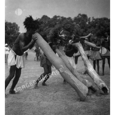 République centrafricaine, Bambari, 1943. Joueurs de trompes. Ethnie Linda (groupe Banda).