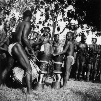 République centrafricaine, Boda, 1944. Tam-tam Baya.