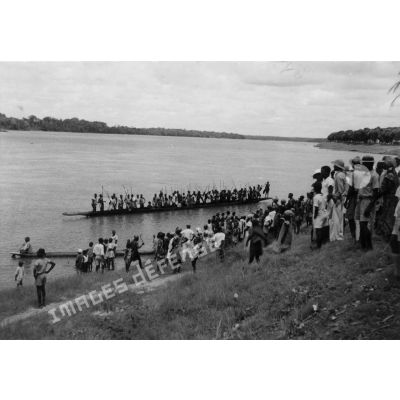 République centrafricaine, Bangui, 1943. Course de pirogues.