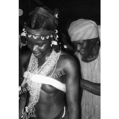République de Côte d'Ivoire, 1962. Fête nocturne à Korhogo. Danseuse.