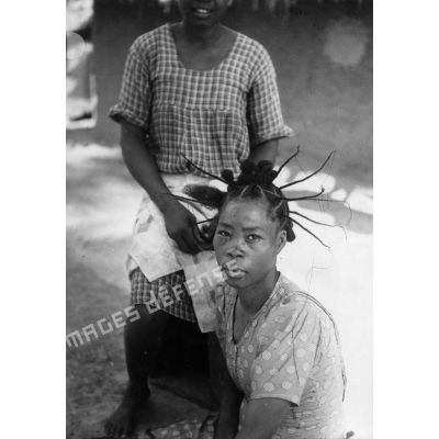 République unie du Cameroun, Yaoundé, 1943. Séance de coiffure.