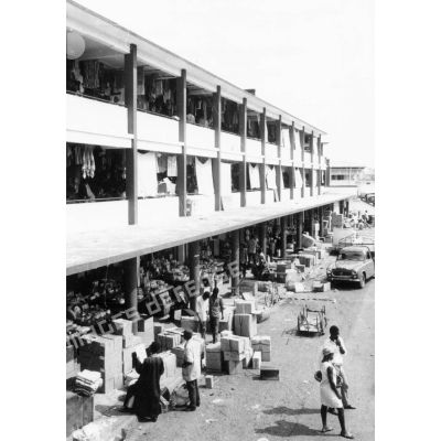 République unie du Cameroun, Yaoundé, 1970. Le marché couvert.