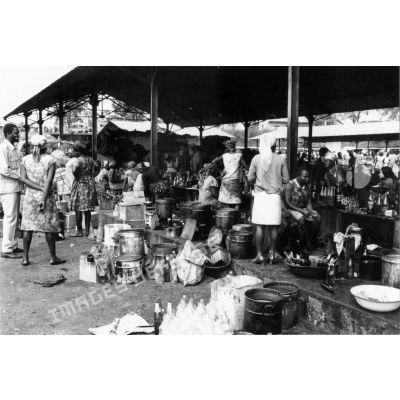 République unie du Cameroun, Yaoundé, 1970. Scène de marché. Vente d'huile de palme.
