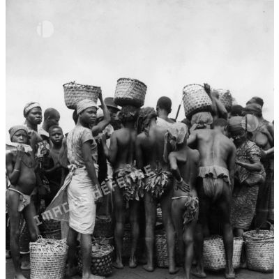 République unie du Cameroun, Bingue, Tiko, 1951. Marché d'arachides.
