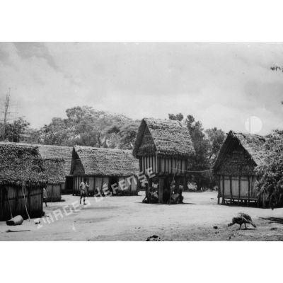 République malgache, 1951. Village Antaimoro. Au centre : grenier à riz.