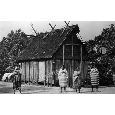 République malgache, 1945. Côte est. Habitation Antambahoaka.