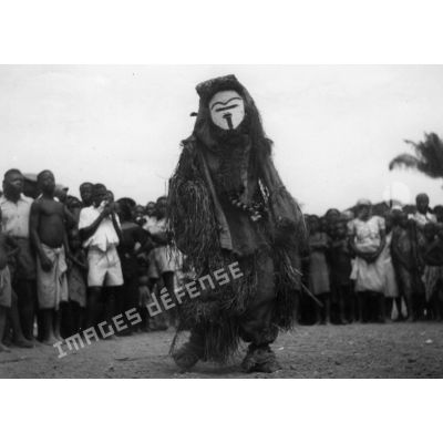République populaire du Congo, 1944. Danseur masqué.