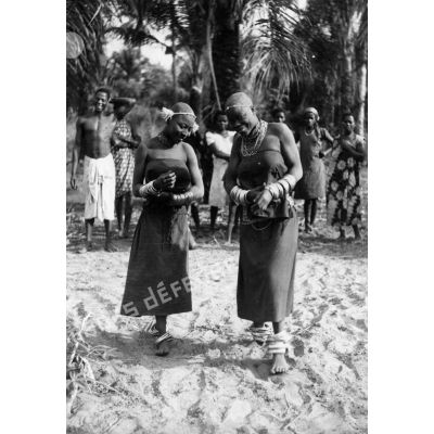 République populaire du Congo, Tchikoumbi, 1942. Danse de jeunes filles Bavili (Vili) à la recherche d'un mari.