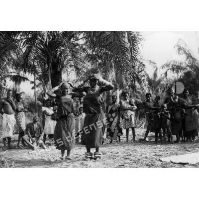 République populaire du Congo, Tchikoumbi, 1942. Danse de jeunes filles Bavili (Loango), à la recherche d'un mari.