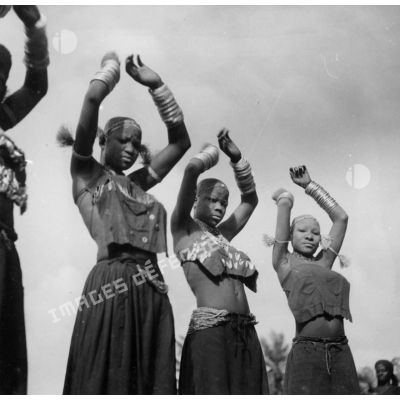 République populaire du Congo, Tchikoumbi, 1943. Danseuses Bavili (Vili), à la recherche d'un mari.