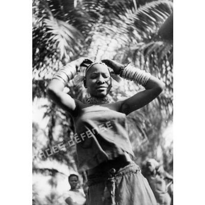 République populaire du Congo, Tchikoumbi, 1942. Danse de jeunes filles Bavili (Loango) à la recherche d'un mari.