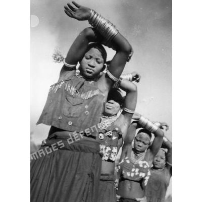 République populaire du Congo, Tchikoumbi, entre Pointe-Noire et M'vouti, 1942. Danse de jeunes filles Bavili (Loango), à la recherche d'un mari.