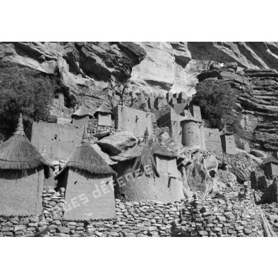 République du Mali, Pays Dogon, village d'Iréli, 1969. Greniers dans la falaise.