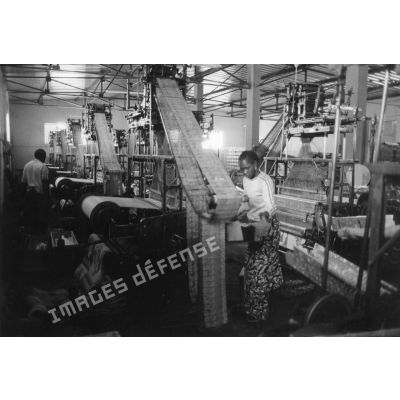 République de la Haute-Volta, 1985. Société burkanaise industrielle et commerciale : usine de nattes synthétiques.