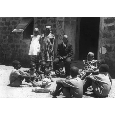 République de Haute-Volta, Fada N'Gourma, 1957. M.Aloys Petroïpa, instituteur à la Mission au milieu de sa famille.