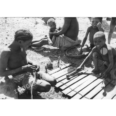 République de Haute-Volta, Gaoua, 1957. Jeune Lobi jouant du balafon.