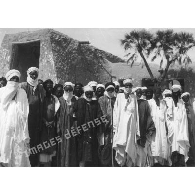 République de la Haute-Volta, 1952. Sandou Faroukou, Emir de Dori (Chef de Canton de Liptako), entouré des Chefs de village de Liptako.