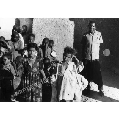 République du Niger, In Gall, 1957. Ecoliers et leur instituteur.