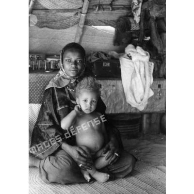 République du Niger, village de Toudou (Agades), 1957. Femme Targuiabouzou et enfant métis.