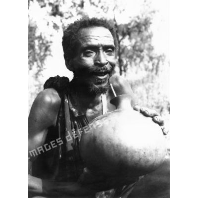 République Rwandaise, 1970. Homme buvant de la bière locale.