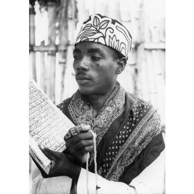 Archipel des Comores, 1955. La lecture du Coran.