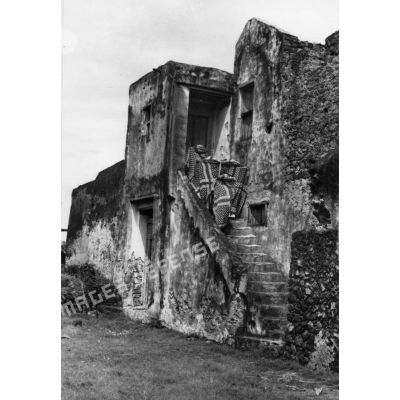 Archipel des Comores, Anjouan, 1955. Maison ancienne et femmes voilées.