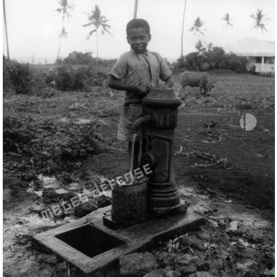 Archipel des Comores, Anjouan, 1956. Mutsamudu. Adduction d'eau (FIDES).