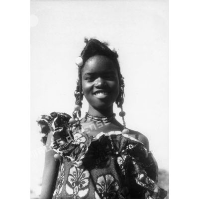 République Islamique de Mauritanie,1959. Jeune fille de la région de Kiffa, de race Toucouleur, ayant subi l' influence Maure (coiffure).