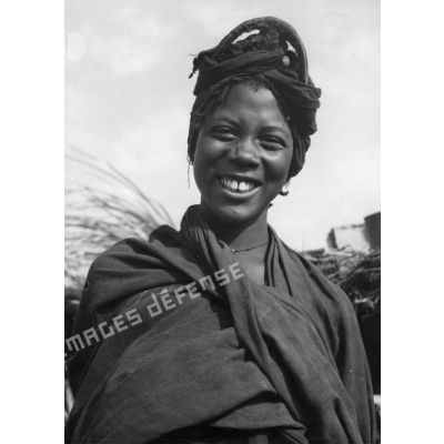 République Islamique de Mauritanie, région du fleuve Sénégal, 1959. "Porogne" (femme de race noire assimilée par les Maures).